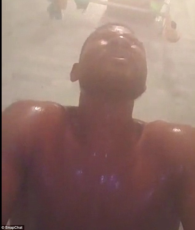 Usher strips NAKED for very explicit selfie
